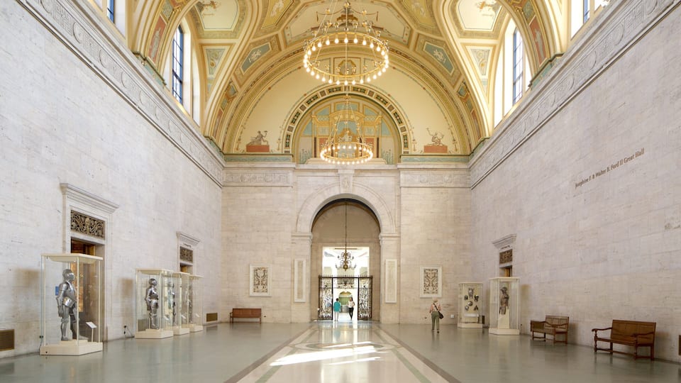 Ein prächtiger Saal mit hoher Decke, aufwendigen Kronleuchtern und klassizistischer Architektur.