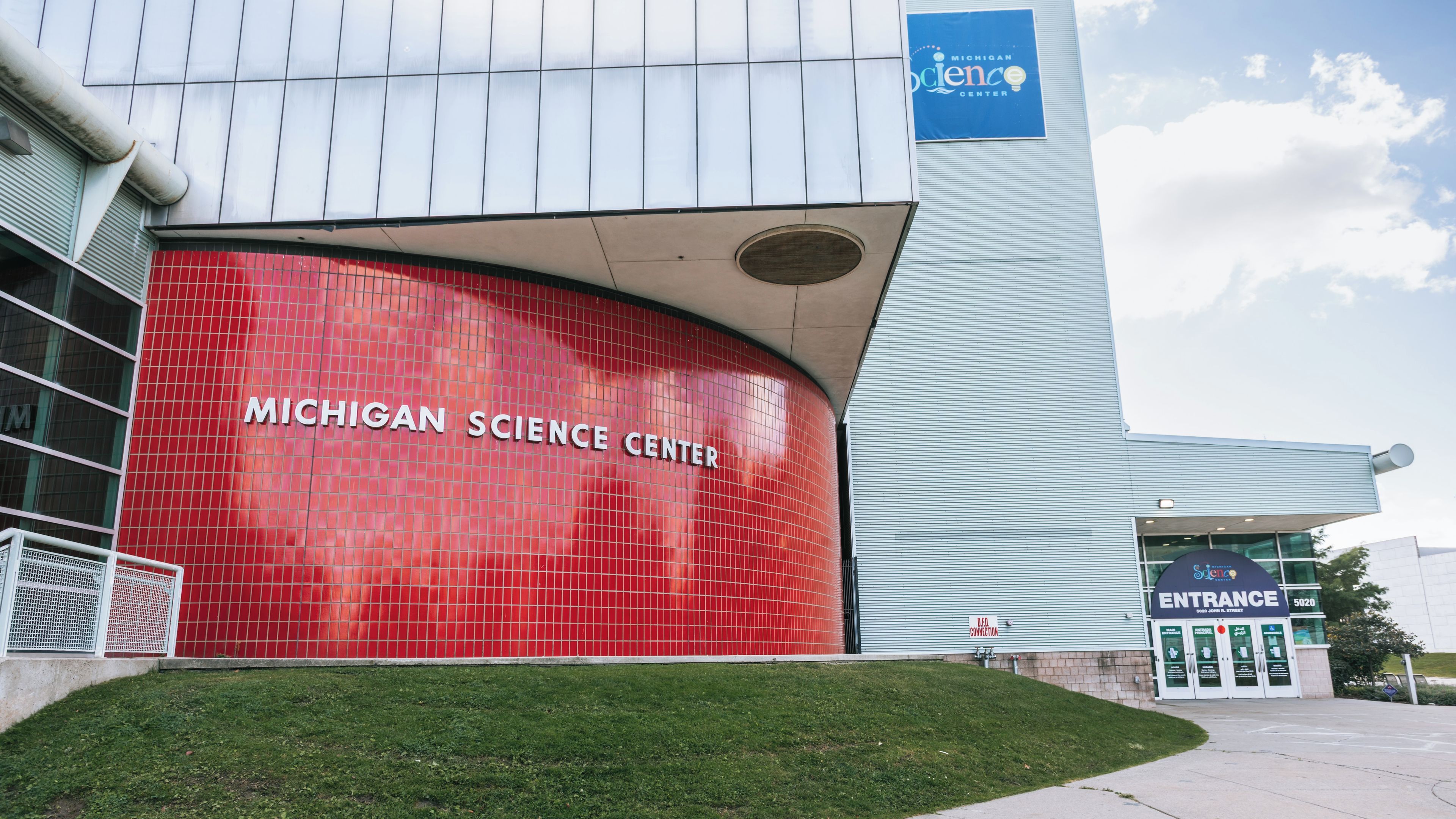 L'edificio del Michigan Science Center con un ingresso rosso ben visibile e un cartello che riporta 'Michigan Science Center'.