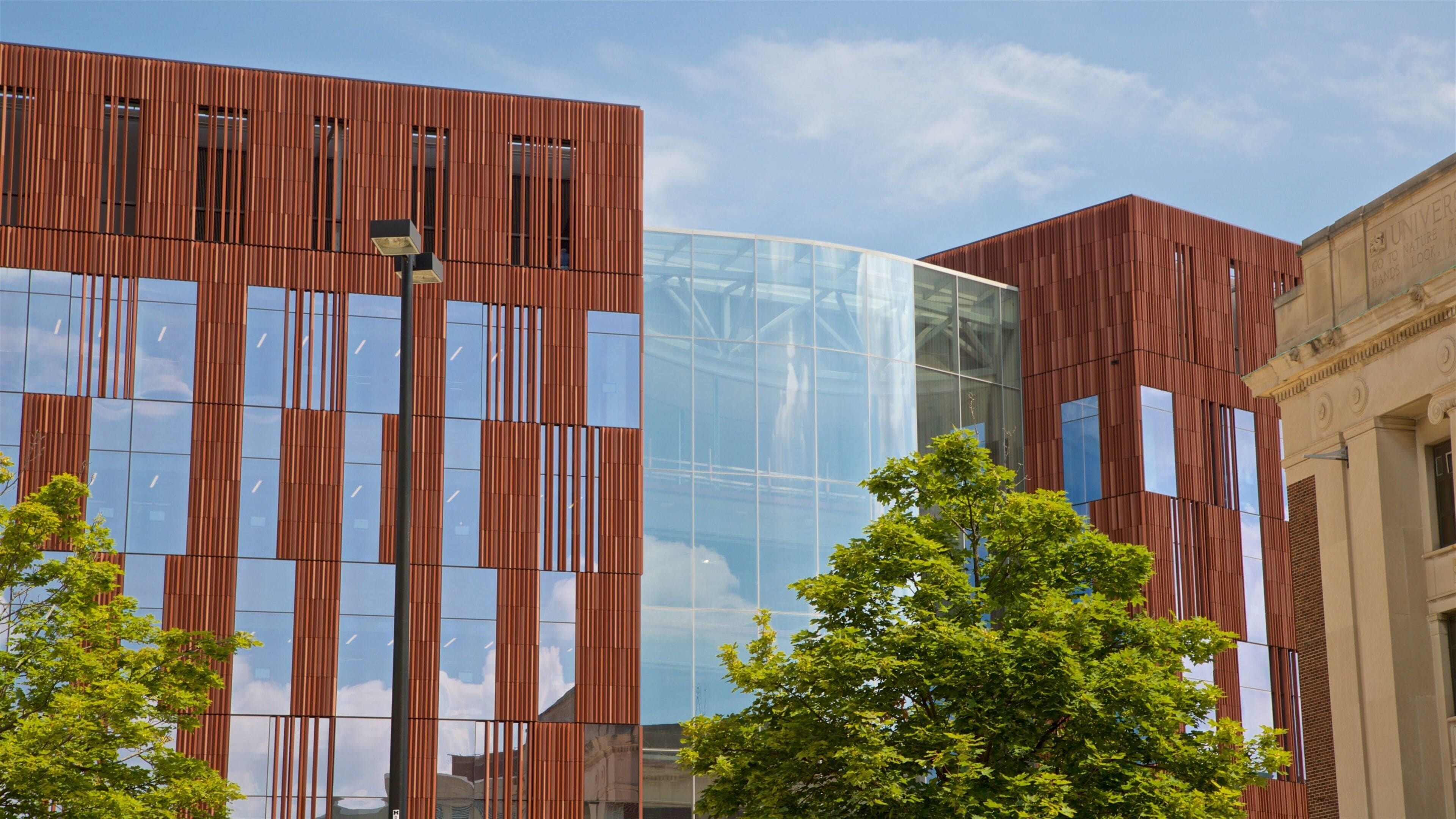 Un edificio moderno con listones verticales de madera y amplias ventanas de vidrio.