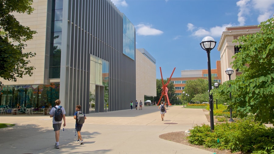 University of Michigan mostrando arte al aire libre y imágenes de calles y también una pareja
