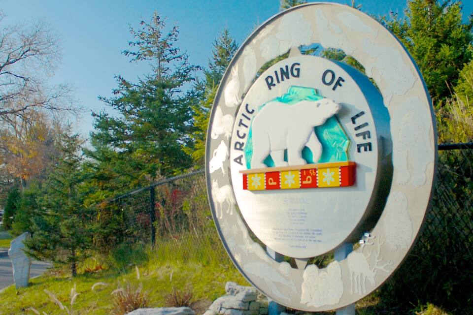 Un panneau portant l’emblème de l’« Arctic Ring of Life ».