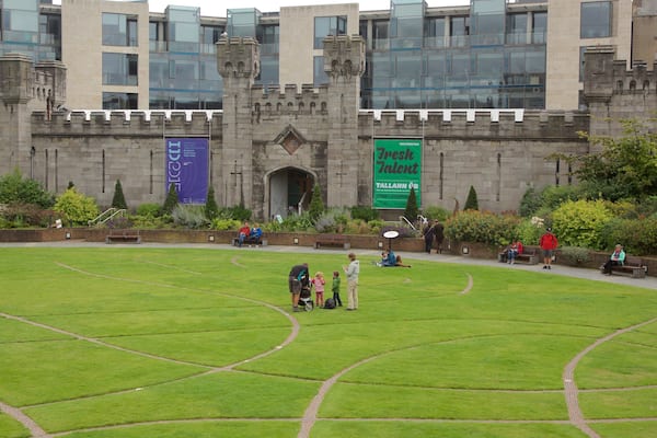 Castello di Dublino mostrando parco, castello o palazzo e architettura d\'epoca