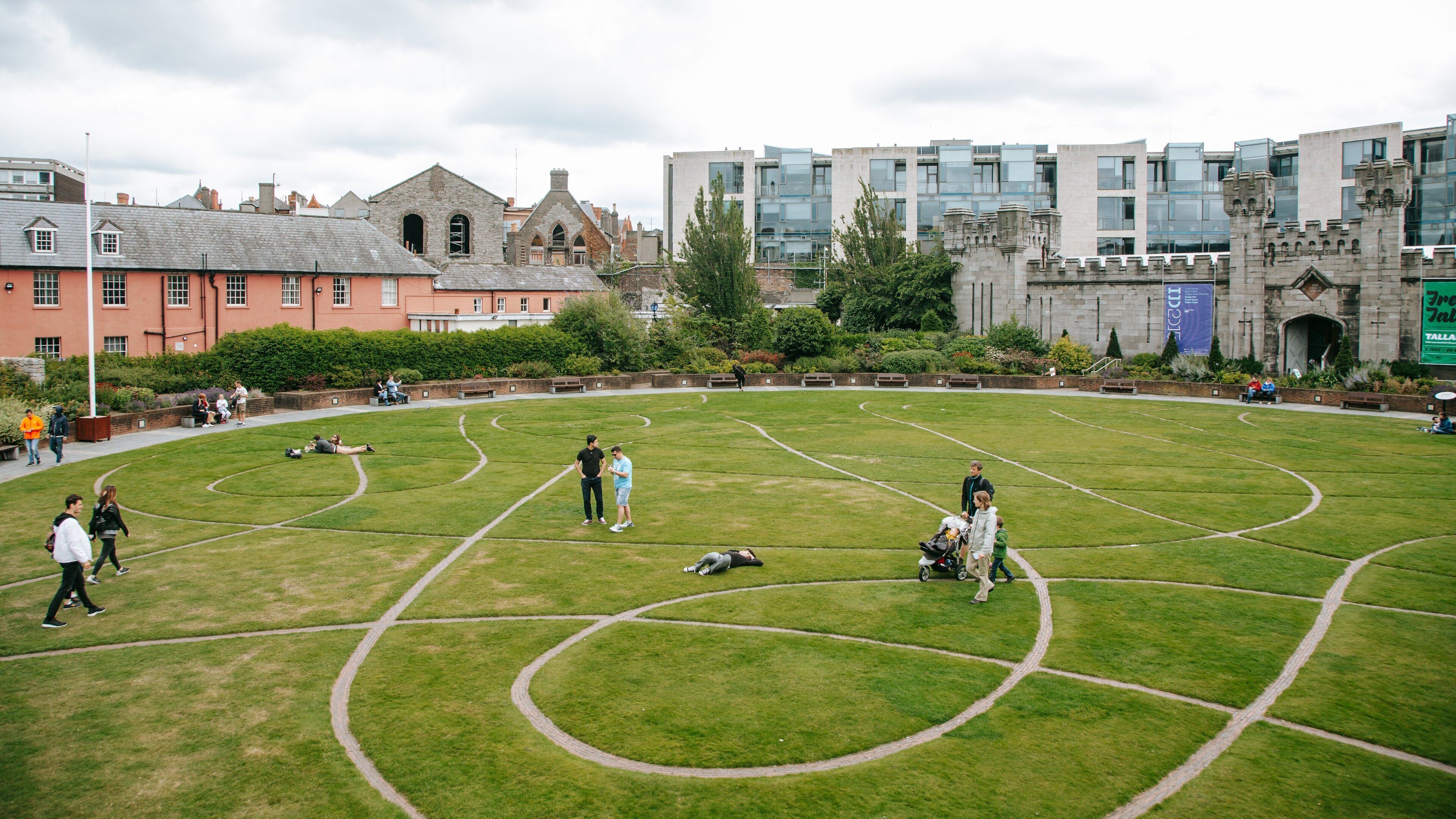 Dublin Castle showing a park