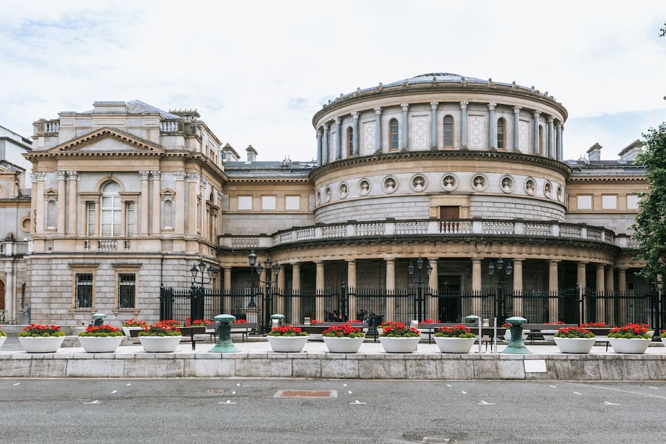 Um edifício histórico com arquitetura clássica, destacando-se por uma cúpula imponente e colunas.