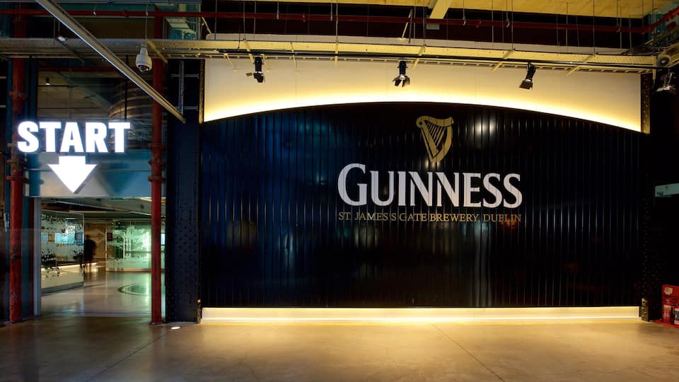 Guinness Storehouse som inkluderer skilt og innendørs