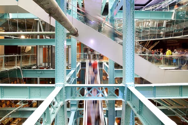 Guinness Storehouse che include vista interna e architettura moderna cosi come un piccolo gruppo di persone