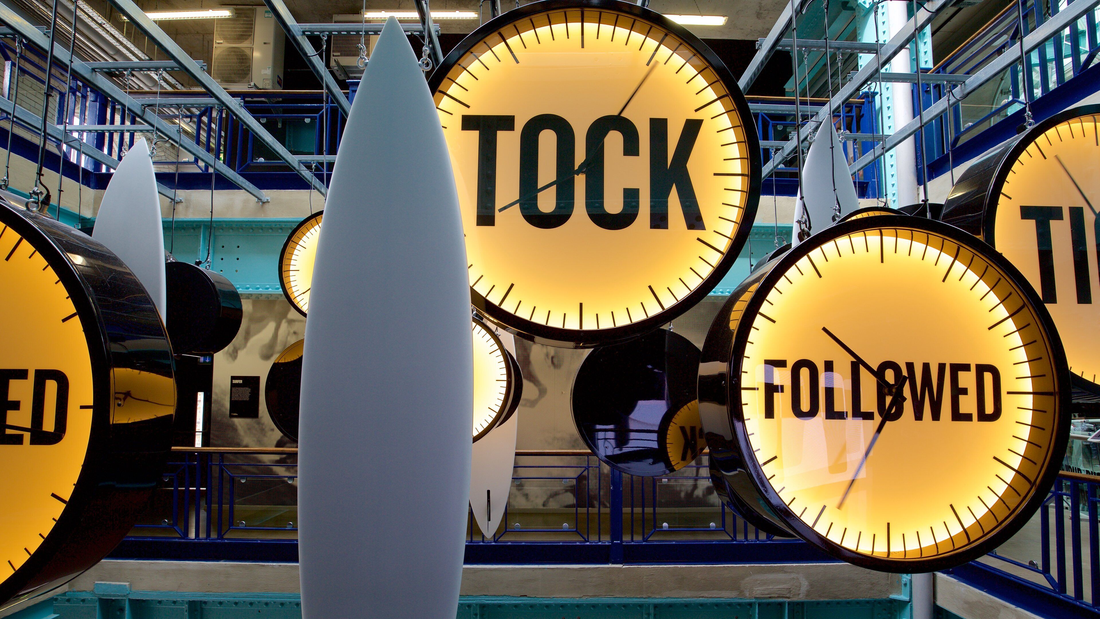 Guinness Storehouse mit einem Beschilderung und Innenansichten