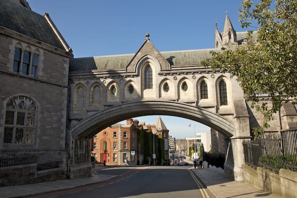 Cathédrale Anglicane de Christchurch qui includes scÚnes de rue, ville et aspects religieux