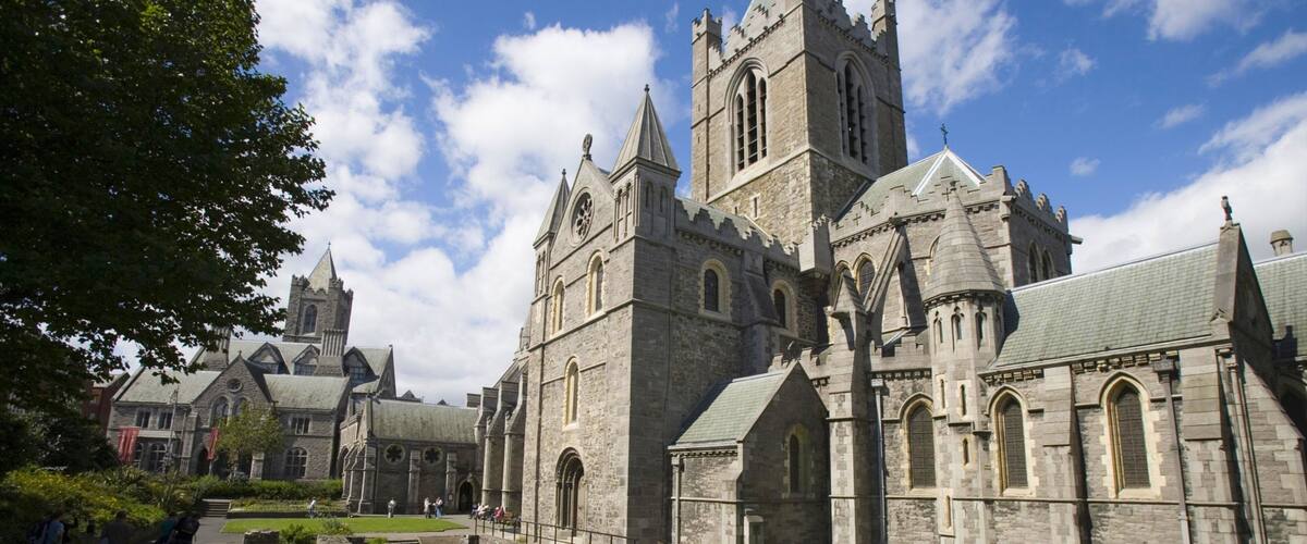 Christ Church Cathedral caracterizando um jardim, uma cidade e uma igreja ou catedral