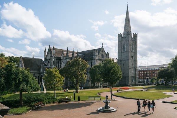 St. Patrick\'s Cathedral showing heritage architecture, a church or cathedral and a garden