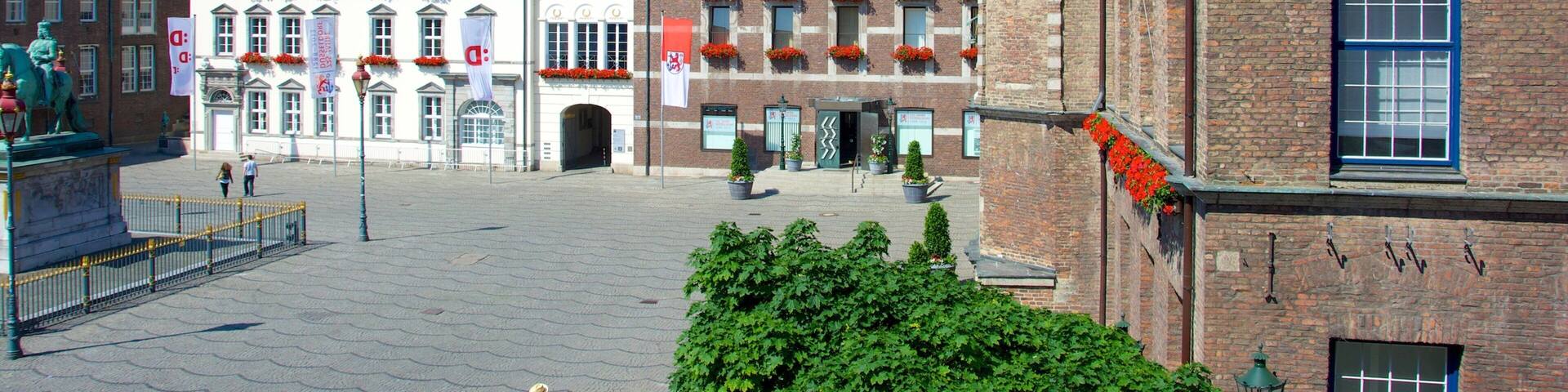 Ayuntamiento de Düsseldorf mostrando una ciudad, un parque o plaza y patrimonio de arquitectura