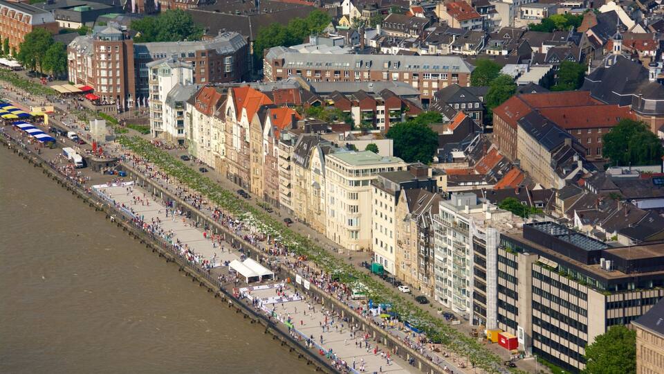 Een promenade aan de rivier met historische gebouwen en moderne architectuur.