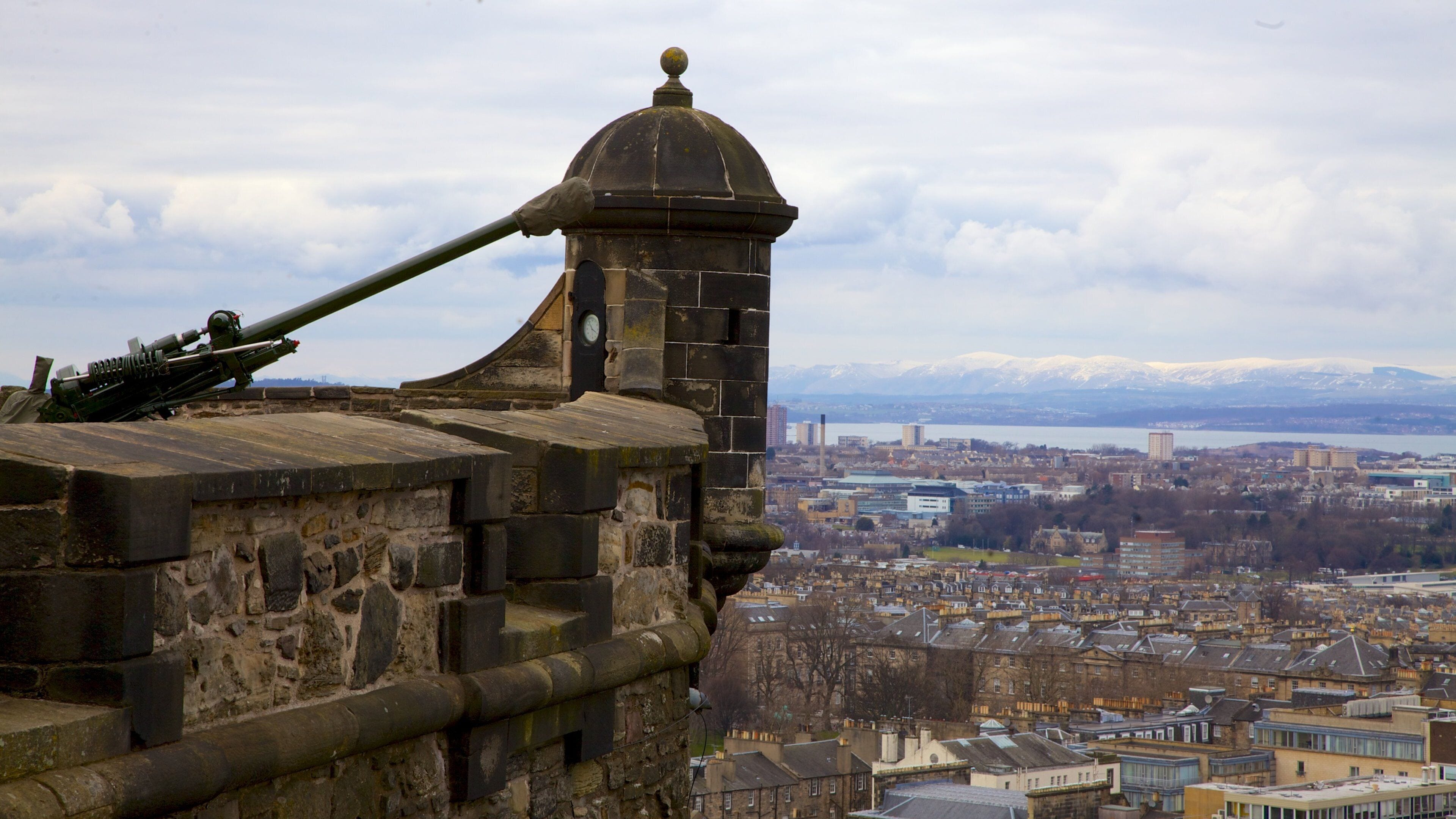 Edinburgh Castle featuring château or palace, skyline and heritage architecture