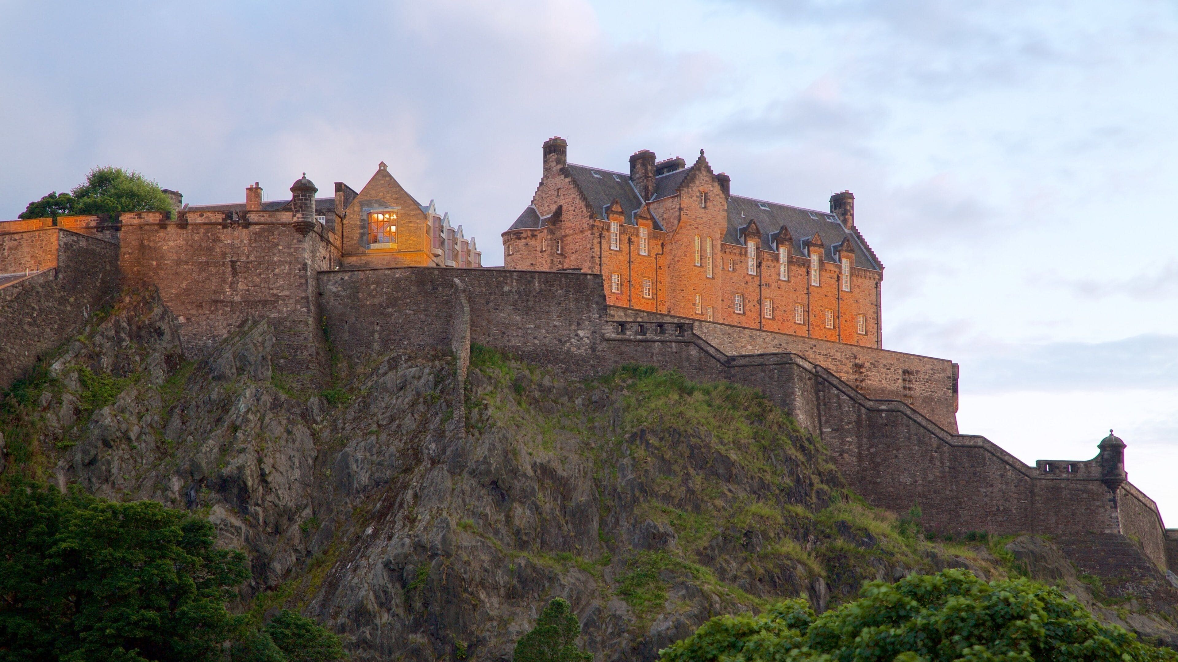 Edinburgh Castle showing chateau or palace and heritage elements