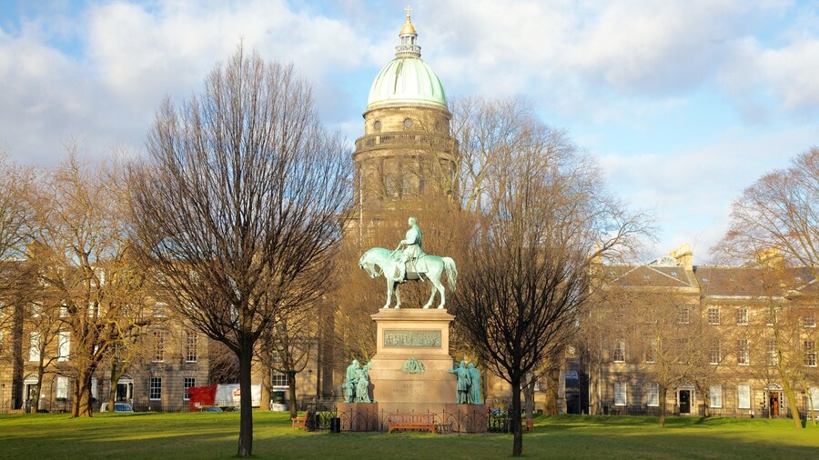 Casa georgiana che include arte urbana, piazza e architettura d\'epoca