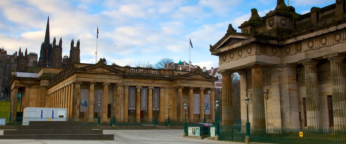 Nationale galerie van Schotland toont een plein en historische architectuur