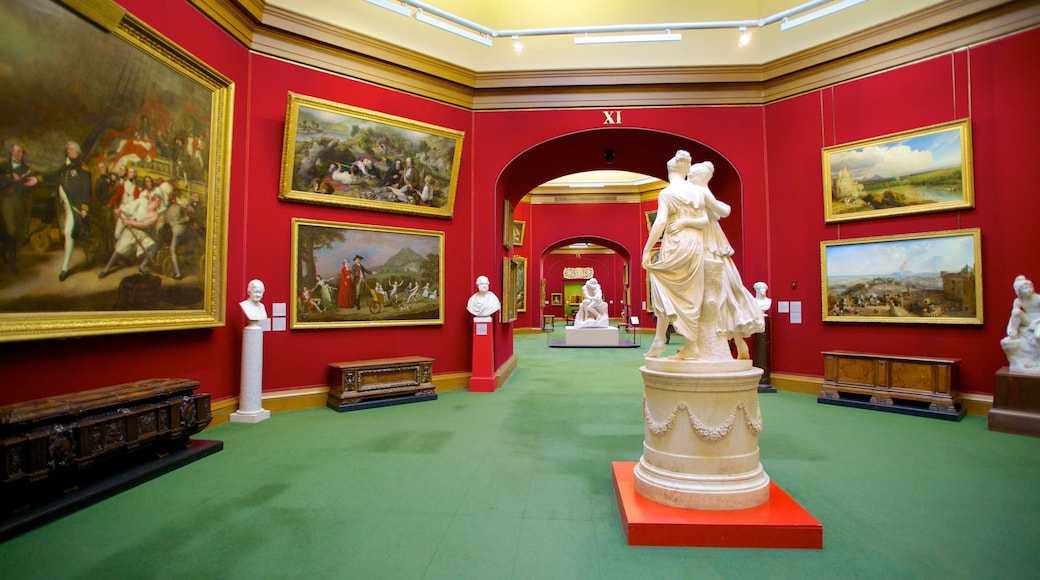 Galería Nacional de Escocia que incluye una estatua o escultura y vista interna