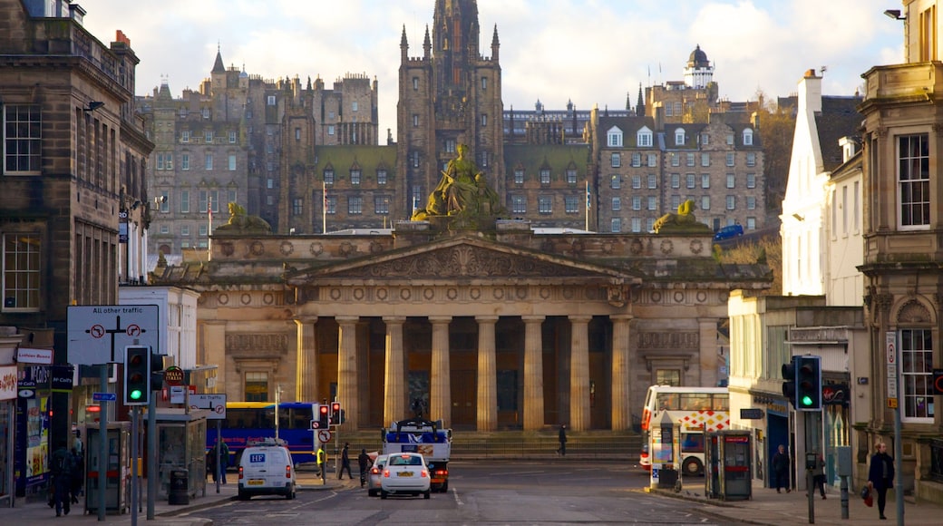 Galería Nacional de Escocia que incluye castillo o palacio, una ciudad y imágenes de calles