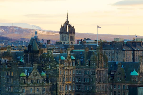 St. Giles\' Cathedral som omfatter en kirke eller en katedral, historiske bygningsværker og en by