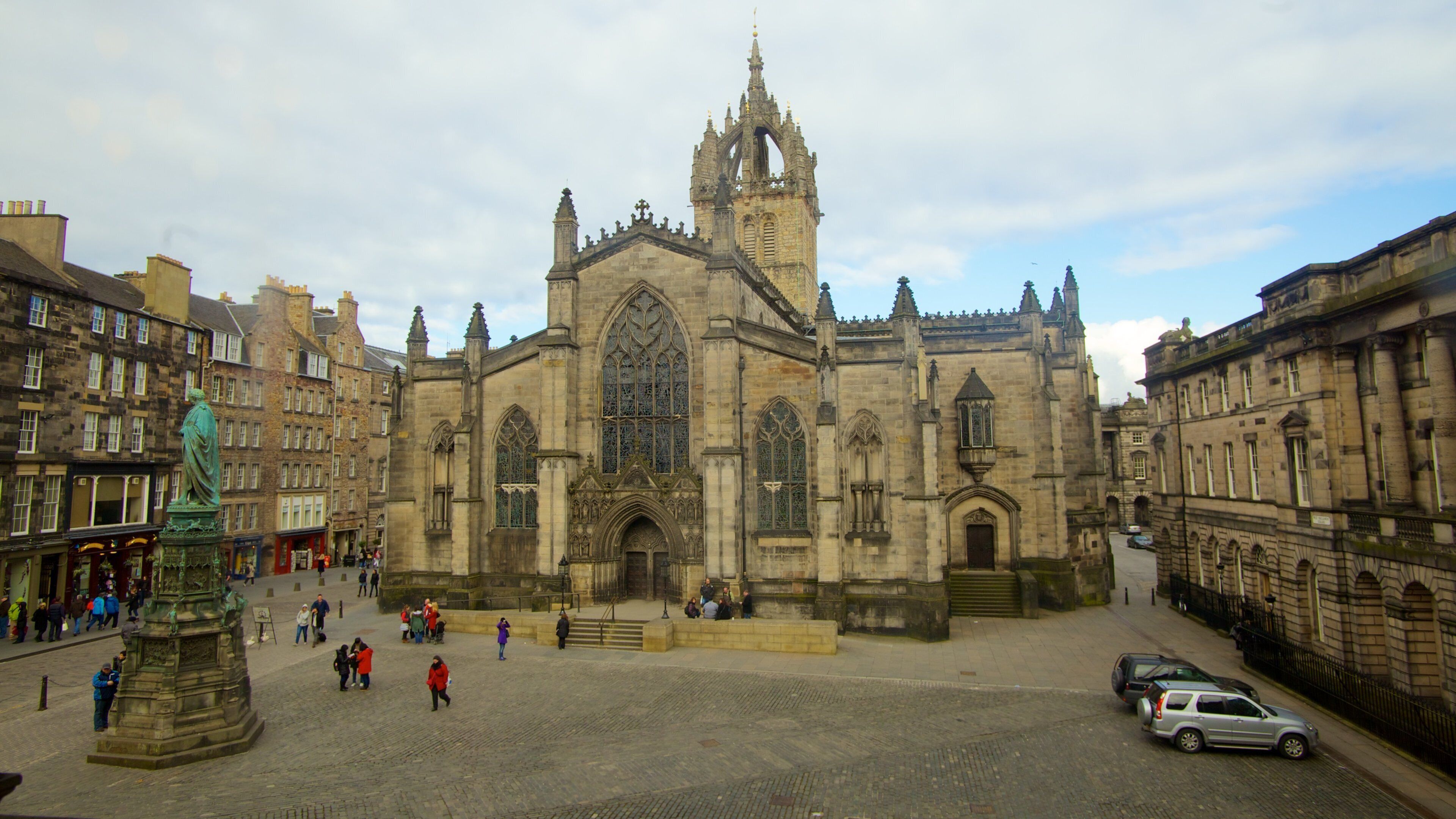 St. Giles\\\' Cathedral which includes religious elements, a church or cathedral and a square or plaza