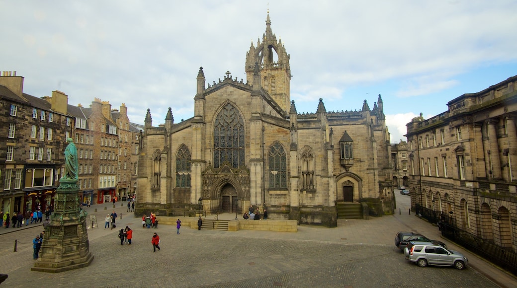 St. Giles\\\' Cathedral which includes religious elements, a church or cathedral and a square or plaza