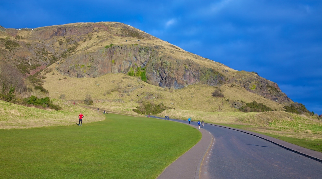 Arthur\'s Seat. qui includes randonnée ou marche à pied et montagnes