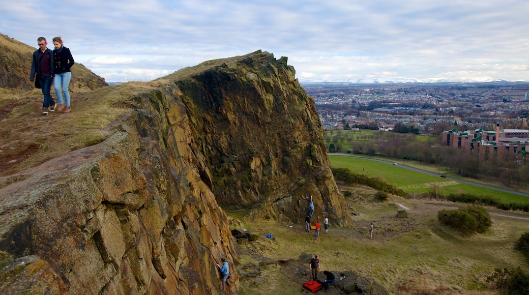 Arthur\'s Seat. montrant randonnée ou marche à pied, montagnes et panoramas
