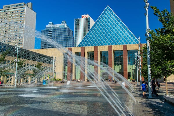 Edmonton City Hall showing a fountain and a city