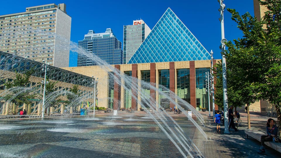 Edmonton City Hall showing a fountain and a city