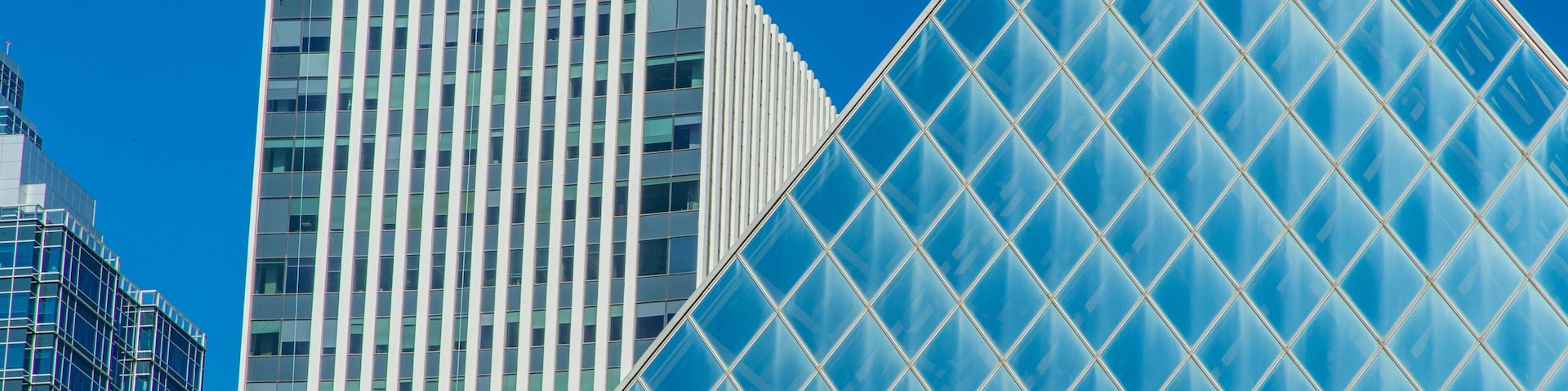 Un edificio moderno con el logo de CN y fachada de vidrio.
