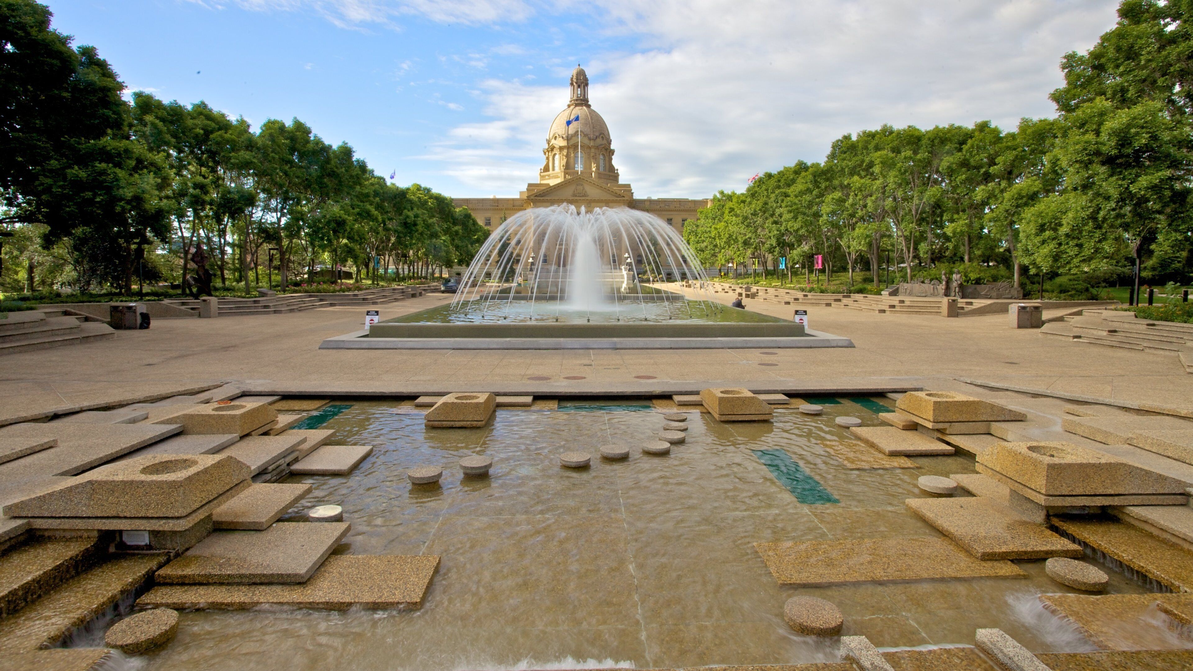 Alberta Legislature Building qui includes fontaine, patrimoine architectural et square ou place
