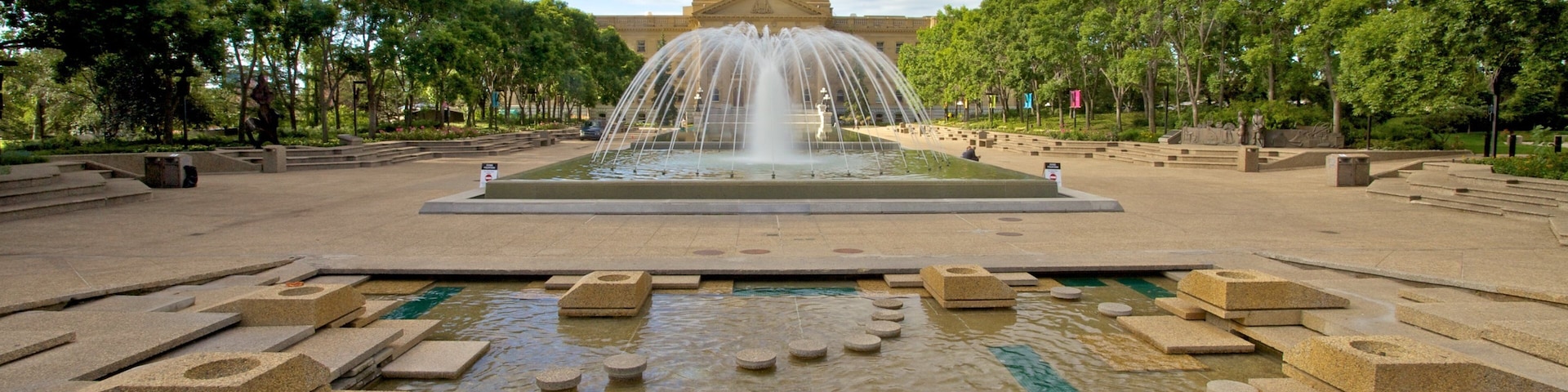 Edificio de la Legislatura de Alberta mostrando una plaza, una fuente y arquitectura patrimonial