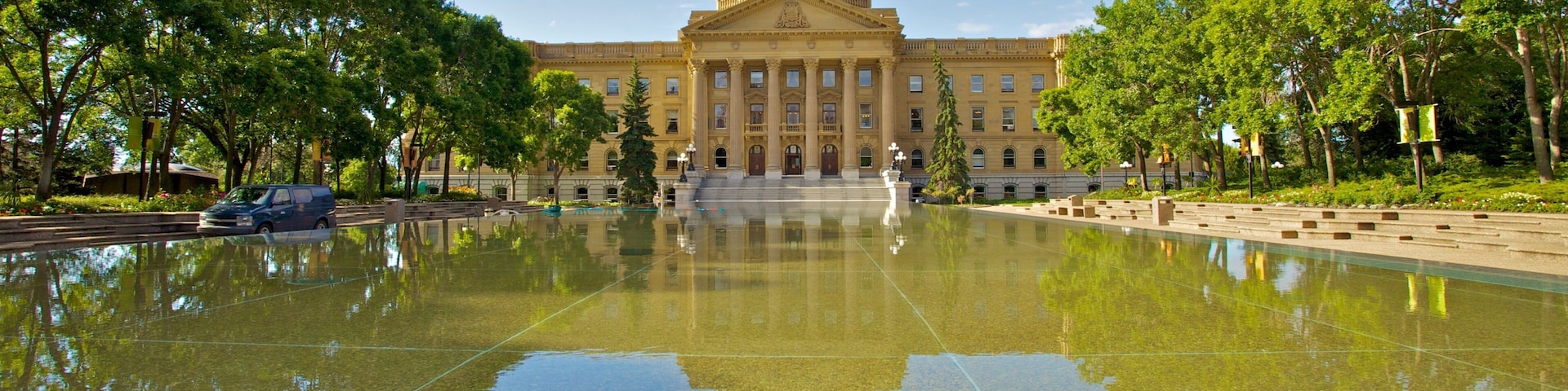 Edificio de la Legislatura de Alberta ofreciendo una ciudad, arquitectura patrimonial y un edificio administrativo