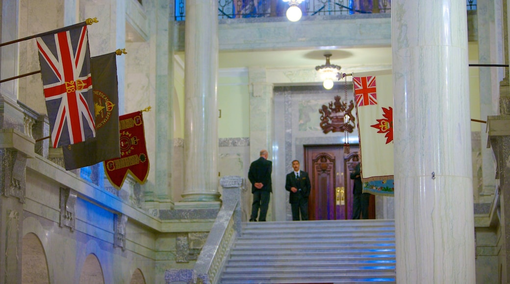 Alberta lovgivende forsamling som inkluderer historisk arkitektur, innendørs og administrativ bygning