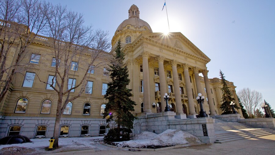 Alberta Legislature Building som visar historisk arkitektur och en administrativ byggnad