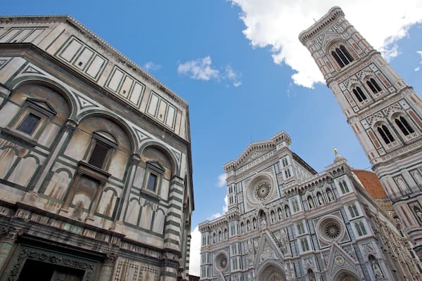 Basílica de Santa Maria del Fiore ofreciendo una ciudad, una iglesia o catedral y elementos religiosos