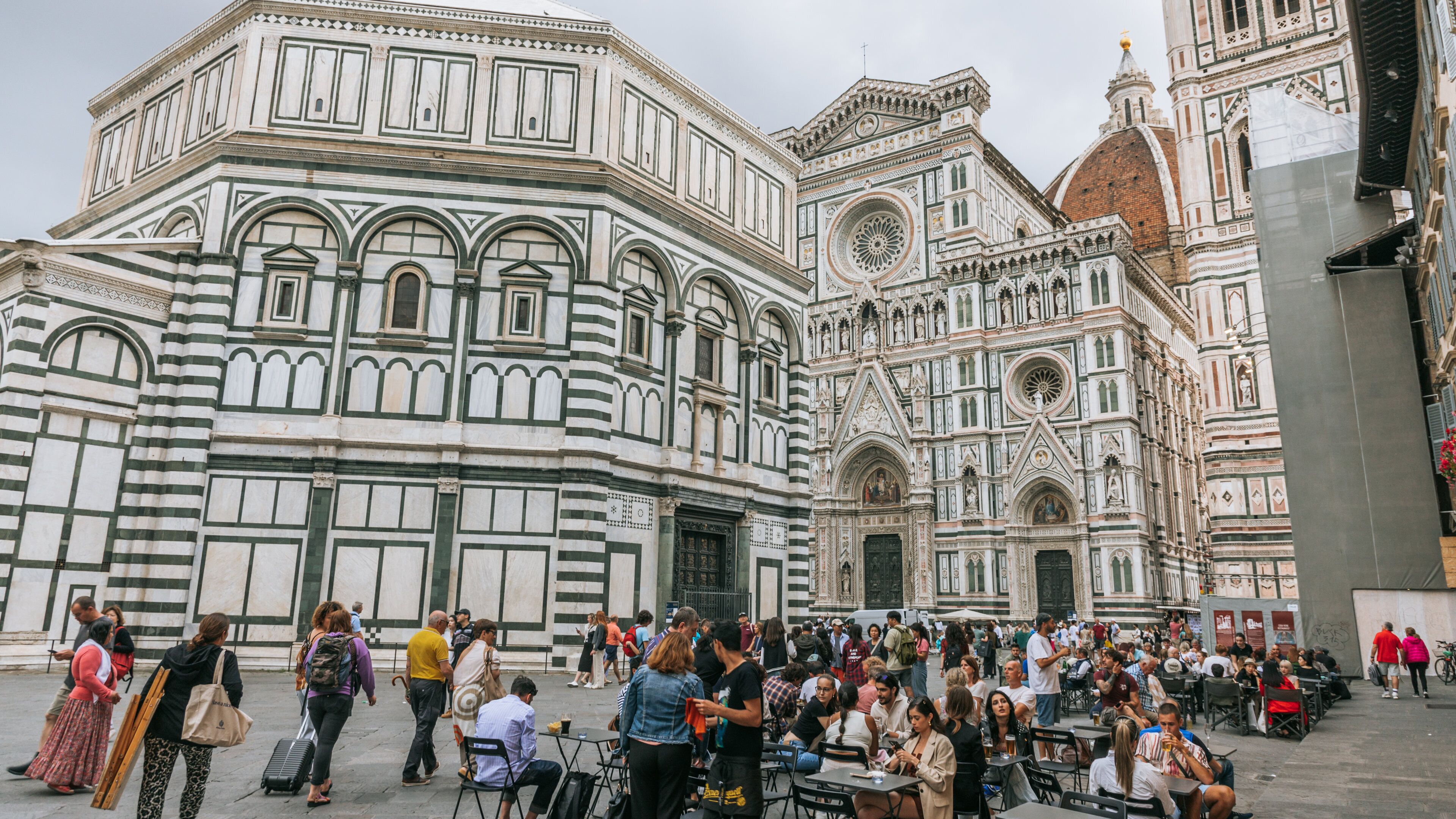 Cathedral of Santa Maria del Fiore showing street scenes, heritage architecture and a church or cathedral