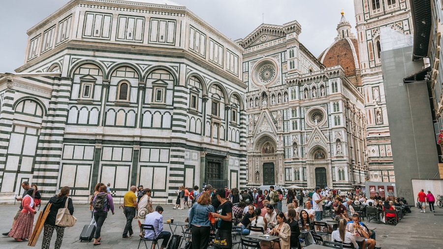 Cathedral of Santa Maria del Fiore showing street scenes, heritage architecture and a church or cathedral
