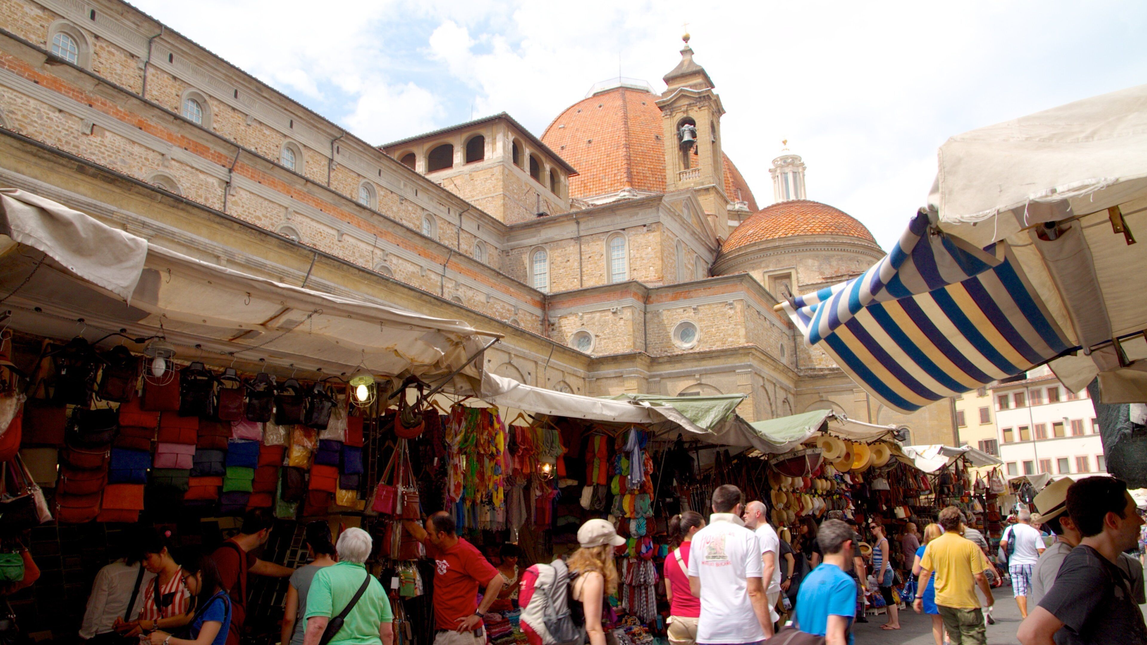 San Lorenzo-kyrkan som inkluderar religiösa element, gatuliv och en stad