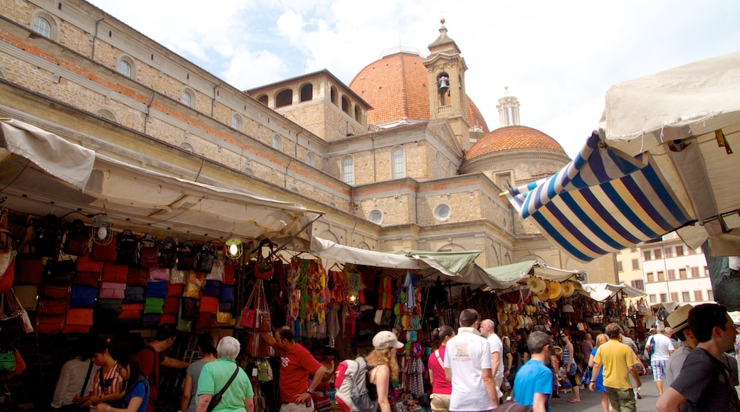 San Lorenzo-kyrkan som inkluderar religiösa element, gatuliv och en stad