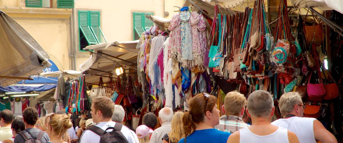 Iglesia de San Lorenzo ofreciendo escenas urbanas y mercados y también un gran grupo de personas