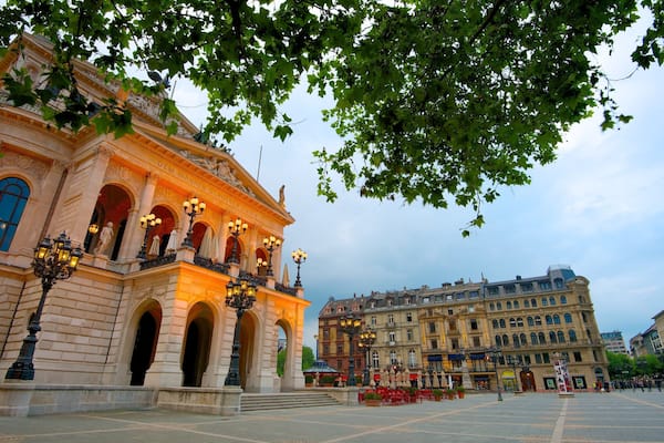 Alte Oper showing a square or plaza, theater scenes and heritage architecture
