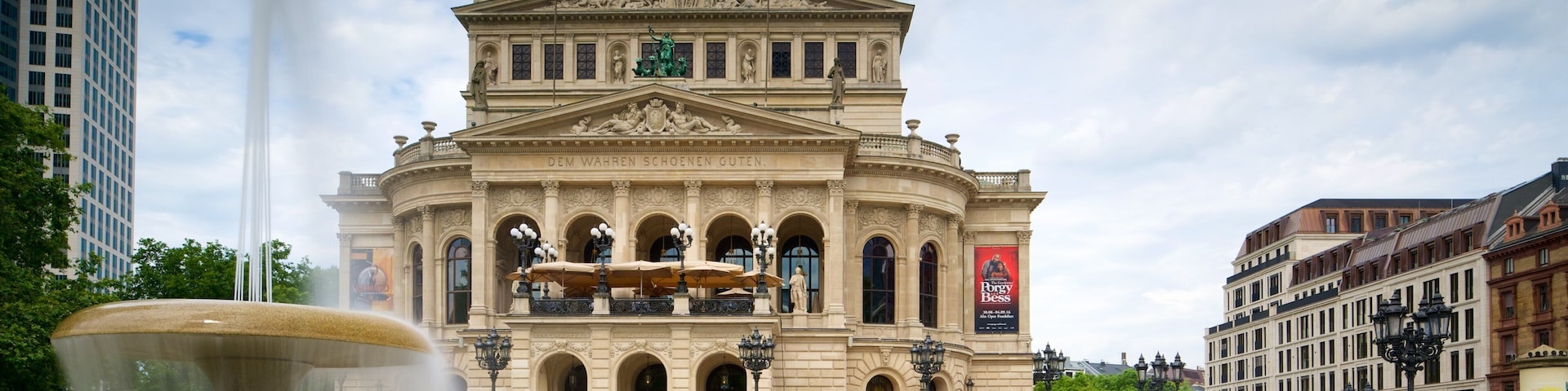 Alte Oper showing a square or plaza, heritage architecture and a fountain
