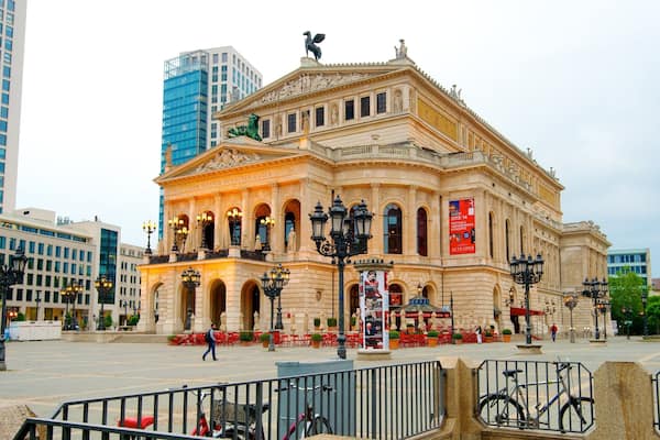 Vieil opéra montrant patrimoine architectural, ville et square ou place