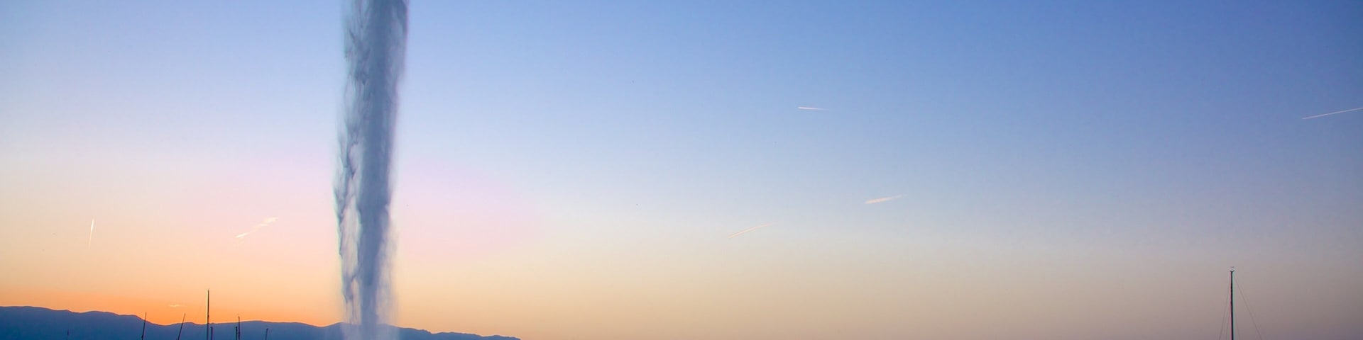 Jet d\'Eau Fountain featuring a lake or waterhole, a fountain and a sunset