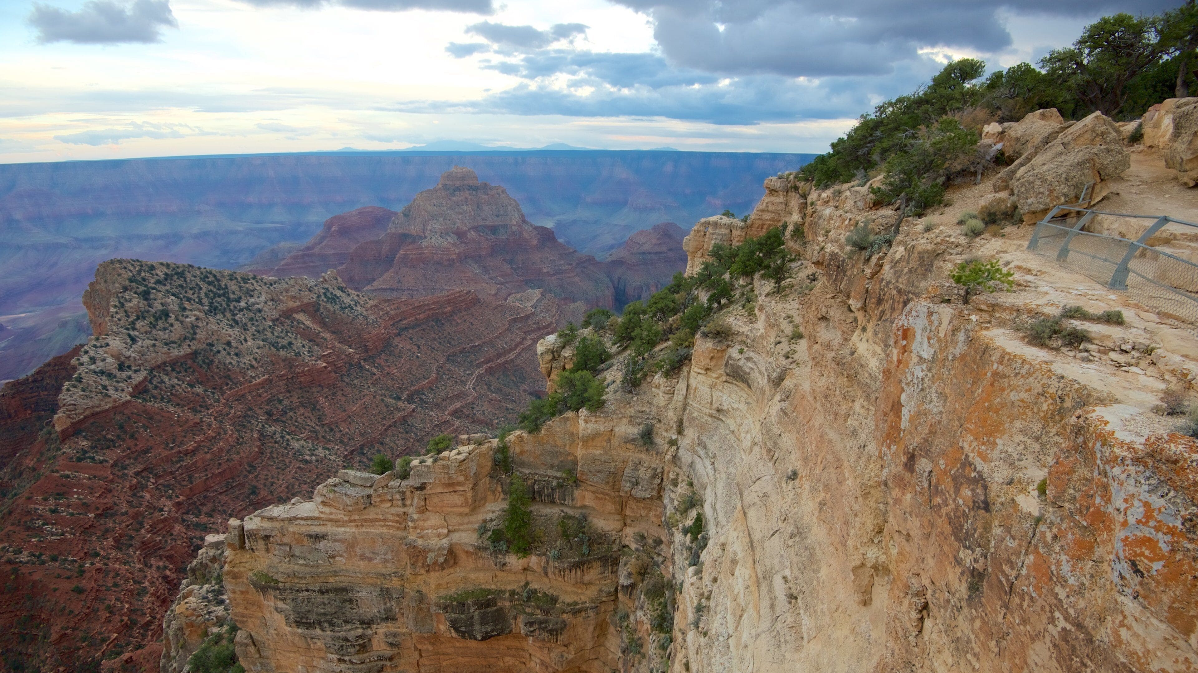Cape Royal fasiliteter samt kløft eller juv, ørkenutsikt og rolig landskap
