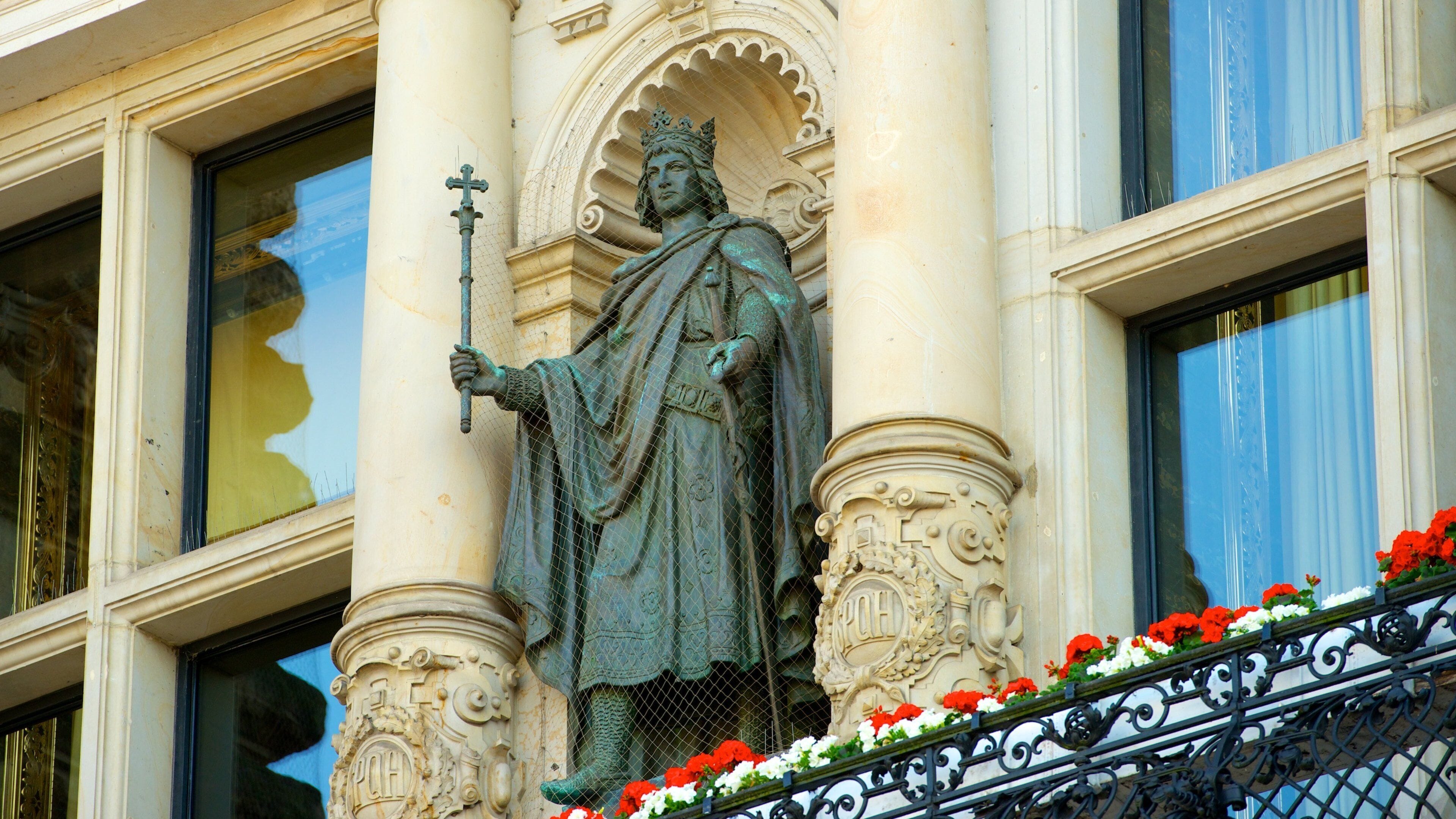 Ayuntamiento de Hamburgo ofreciendo un edificio administrativo, una estatua o escultura y arquitectura patrimonial
