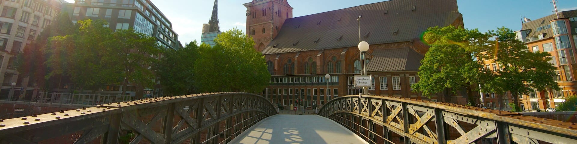 Pyhän Katariinan kirkko johon kuuluu vanha arkkitehtuuri, kirkko tai katedraali ja kaupunki