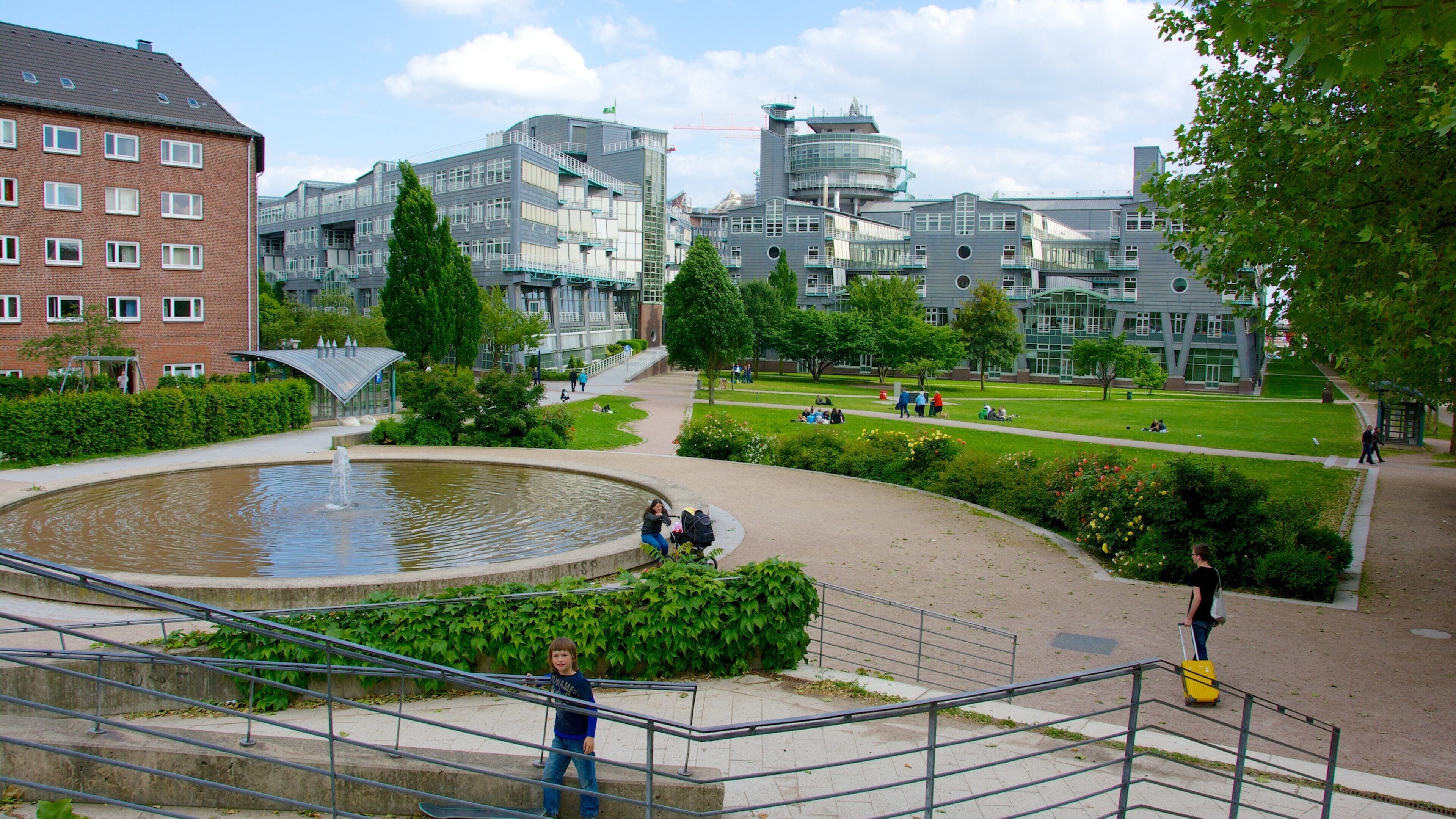 Hauptkirche St. Michaelis presenterar en stad, en trädgård och en fontän