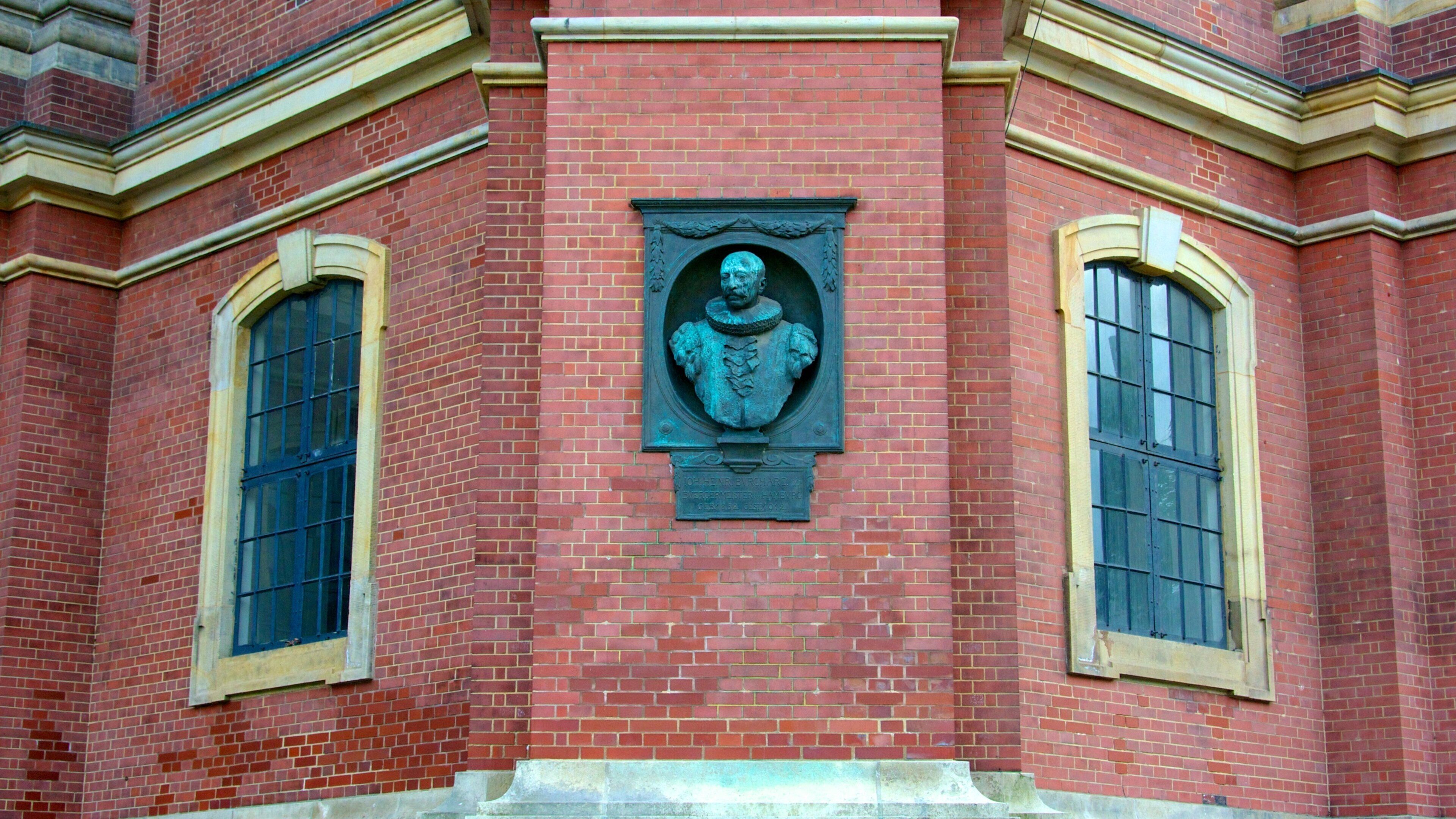 Hauptkirche St. Michaelis som visar en kyrka eller katedral och historisk arkitektur